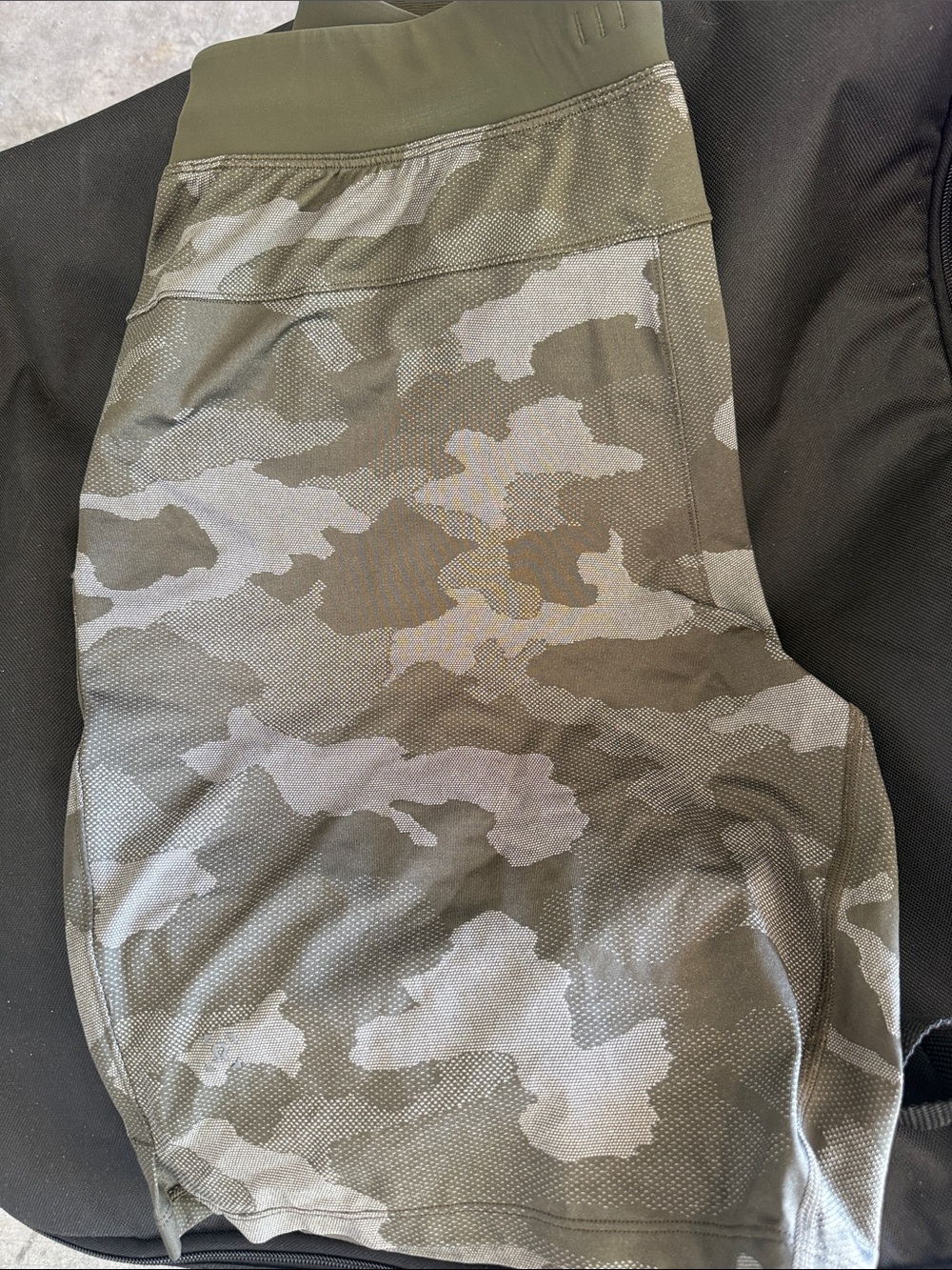 lululemon athletica Men's Olive Camo Athletic Shorts jacquard 9in